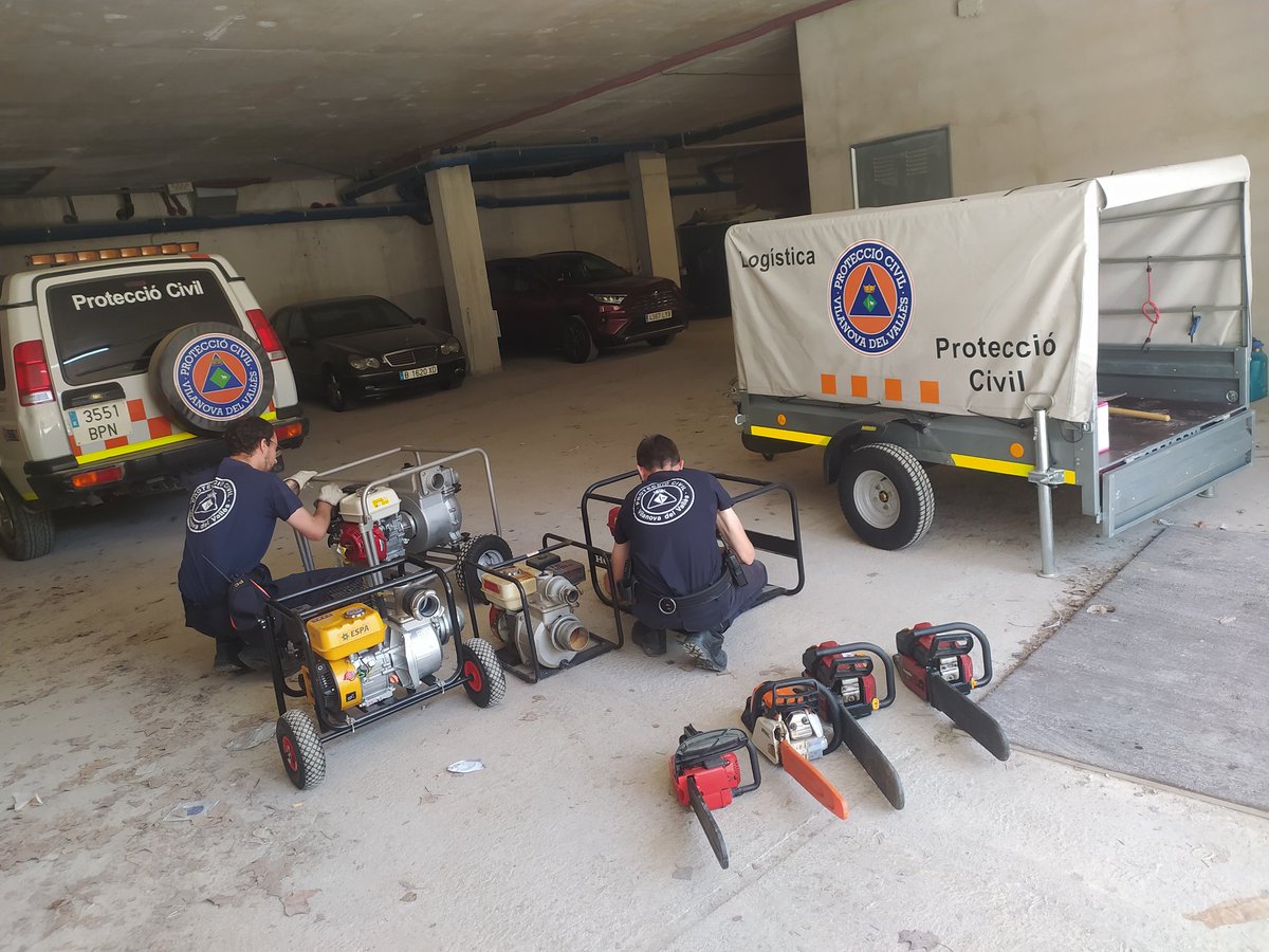 pcvilanova's tweet photo. Cap de setmana de prevenció forestal i de manteniment d'eines com són les motobombes d'aigües, generador o motoserres, eines que hem de tindre sempre a punt.
@ajuntamentVDV @Coordinadora_AV @emergenciescat @proteccioncivil #LasProtesCuentan https://t.co/08eaiIjnE2