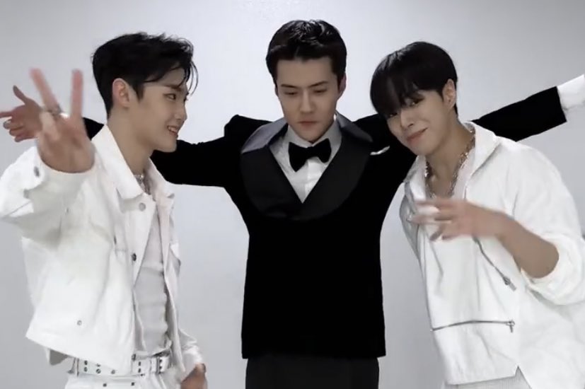 HYUNH4YI's tweet photo. cutest exotrsr photo sequence ever! 🤍 https://t.co/3Ieb2KditT