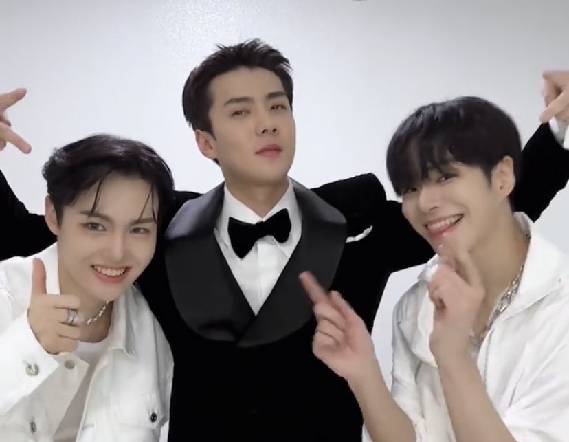 HYUNH4YI's tweet photo. cutest exotrsr photo sequence ever! 🤍 https://t.co/3Ieb2KditT