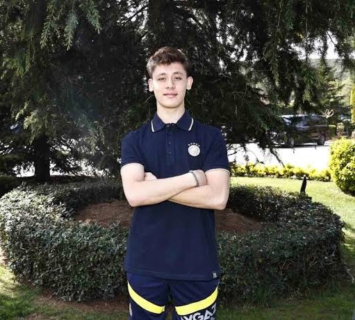 koseyazari31's tweet photo. Bu güzel çocuk, Arda Güler. 18 yaşında. Real Madrid'e transfer oldu. Voleybolcu olmadığı için duymadınız. https://t.co/64aFnXqSmZ