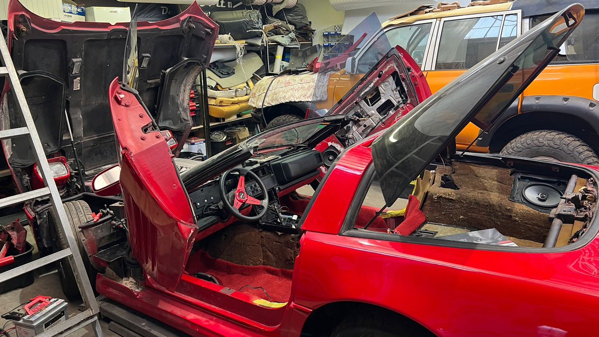 SydneyThecmo's tweet photo. The beast is getting ready... I've learned something, not easy to restore old cars, some parts are hard to get... #Corvette #Corvettec4 #lamboStyle https://t.co/GiepGqRSbA