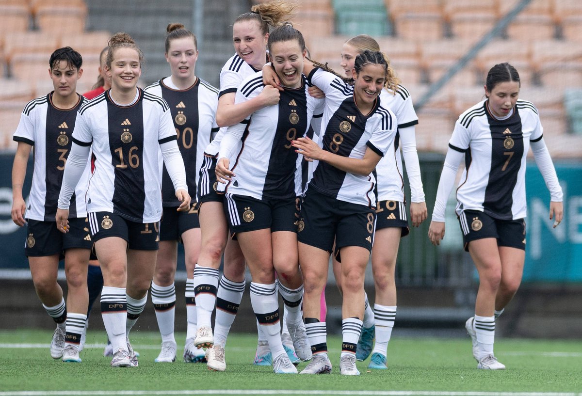 Deutschlands Juniorinnen bereit für die EM und den Auftakt gegen Österreich: Die <a href="/UEFA/">UEFA</a> U19 Europameisterschaft der Frauen ab Dienstag live ab 17:00 Uhr auf <a href="/SPORT1/">SPORT1</a> im Free-TV! Es kommentiert <a href="/HaddiThoene/">Hartwig Thöne</a>.  <a href="/DFB_Frauen/">DFB-Frauen</a>