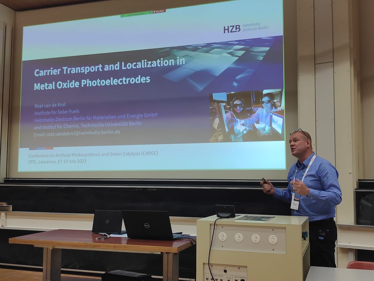CAPGC23's tweet photo. Roel van de Krol from @HZBde closed the first session, moderated by Kevin Sivula of @EPFL_en, with a talk entitled: "Carrier Transport and Localization in Metal Oxide Photoabsorbers"
#CAPGC2023 #hydrogenproduction
#112CO2 #SUN2CHEM #methanedecomposition #decarbonization https://t.co/cSzNyAbMWe