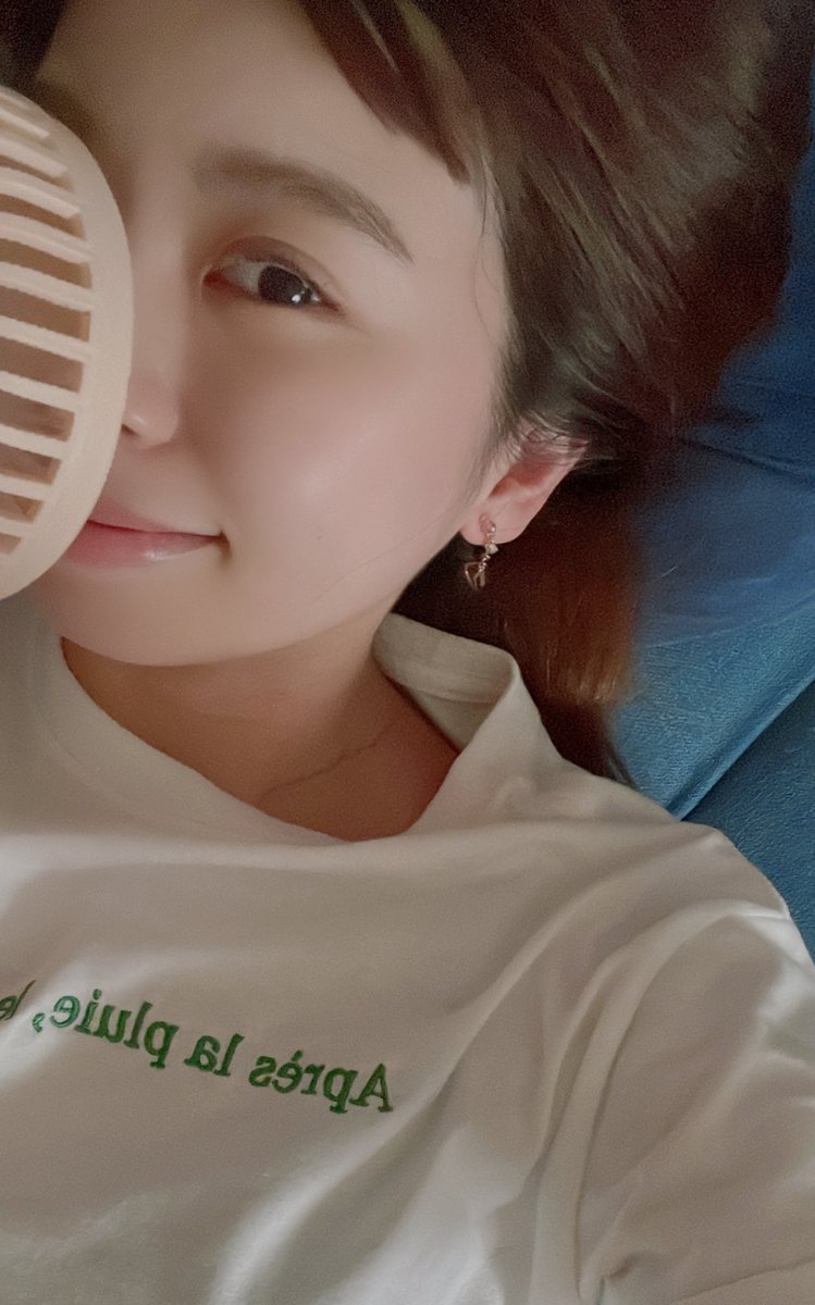 maochandao814's tweet photo. クーラー停めて��開けて、
セミの鳴き声聴きながら
扇風機片手に読書も悪くない📖
暑いけどね。
セミの鳴き声って
なんでこんなに本に集中できるんだろ🌻*.ﾟ
暑いけどね。 https://t.co/z4bmdmUMBE