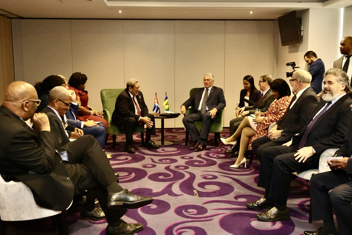 Fraterno encuentro con el hermano <a href="/ComradeRalph/">Ralph Gonsalves</a>, primer ministro de San Vicente y las Granadinas, previo a #CumbreCelacUE.

Conversamos sobre relevancia de la cita para el diálogo interregional. Resaltamos avances en ejecución de acuerdos derivados de mi más reciente visita a 🇻🇨.