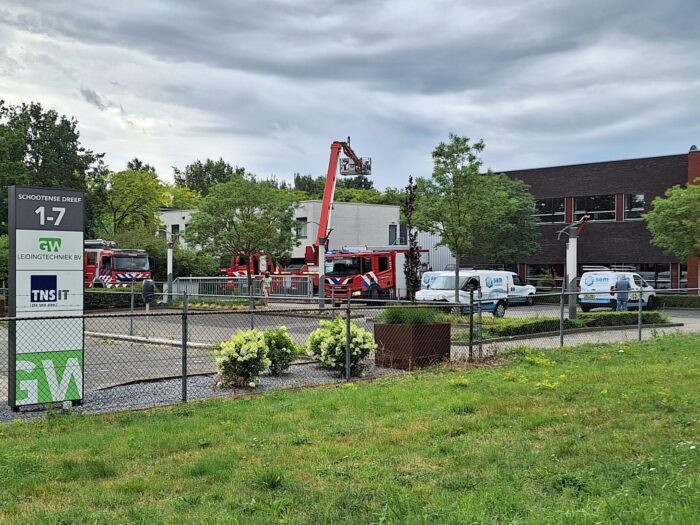 DitisHelmond's tweet photo. RECTIFICATIE: Afgelopen weekend meldde Dit is #Helmond dat er een #brand woedde bij de Technische Unie aan de Schootense Loop in Helmond. Dat is niet juist. De brand brak namelijk uit bij het achterliggende #bedrijfspand aan de Schootense Dreef. 

https://t.co/upQlo3ePJf https://t.co/I8pkqBGouK