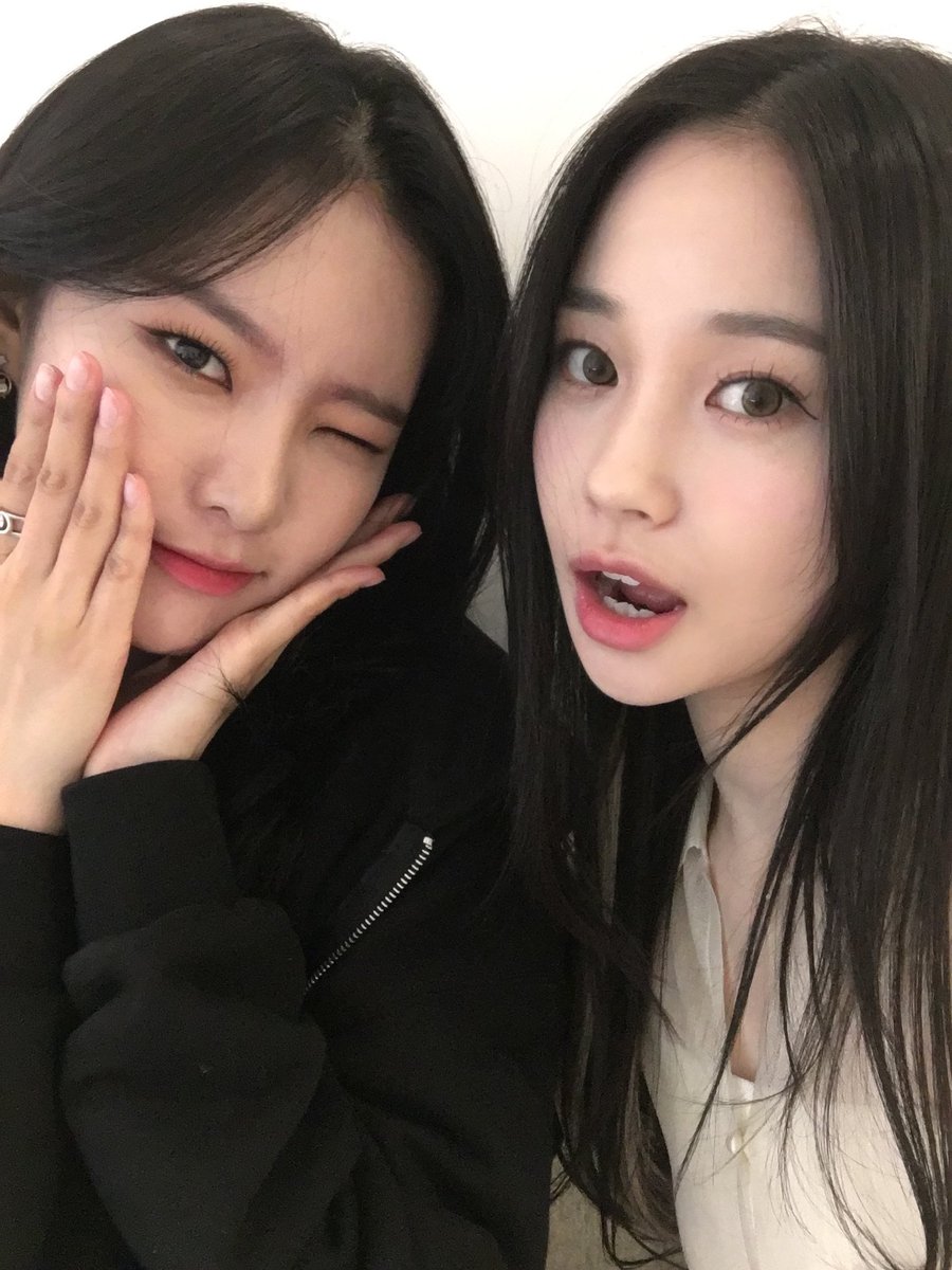 [#지한]
월요일이니까.....💛🤍🐱🐰

#Weeekly #위클리
#Jihan
#먼데이 #Monday