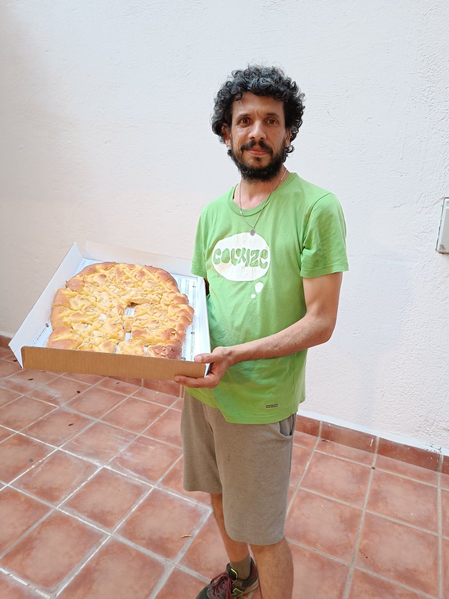 Ahir (gairebé un mes més tard) vaig poder gaudir la #coca que em va tocar al sorteig de Sant Joan gràcies a la targeta #MoiaActiva de l'<a href="/AbicMoia/">Abic Moià</a>. Gràcies al <a href="/ForndeCabrianes/">Forn de Cabrianes</a> i el comerç de #Moià. 
Molt bona, era força gran però avui ja en quedava poca... 😋