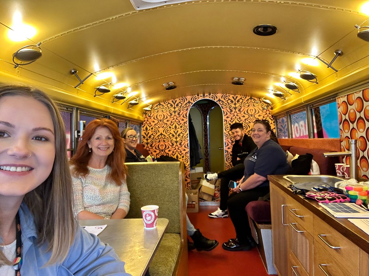 SwanseaBJBF's tweet photo. Fe wnaeth tîm #GSGD fwynhau yng nghanol y ddinas ar y penwythnos ar y bws mawr melyn gyda @GowerCollegeSwa! 🚌

Wedi colli allan❓ Dewch o hyd i ragor o wybodaeth yma: https://t.co/XYoOQyFXtW

#Abertawe https://t.co/hx20cTheha