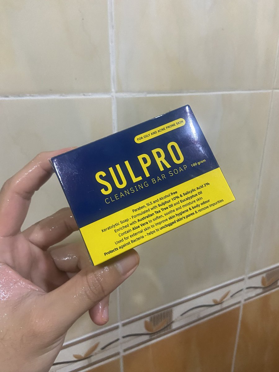 aimanganese's tweet photo. Kadang aku fedup beli cleansing muka yang picit2, yang gel atau cream, endup muka sama je. 

And aku back to basic guna bar soap ni. Ada 2 brands aku pakai alhamdullilah my skin susah dah naik jerawat and acne pun berkurang. 

Sulpro and Nixoderm. Bar soap ni selalunya ada jual kat pharmacy je. Beli online pun boleh. 

Paling penting, bar soap ni contain sulphur which help to reduce acne 🫡🫡🫡

Nak kata jimat, memang tahan sebulan lebih harga pun murah.