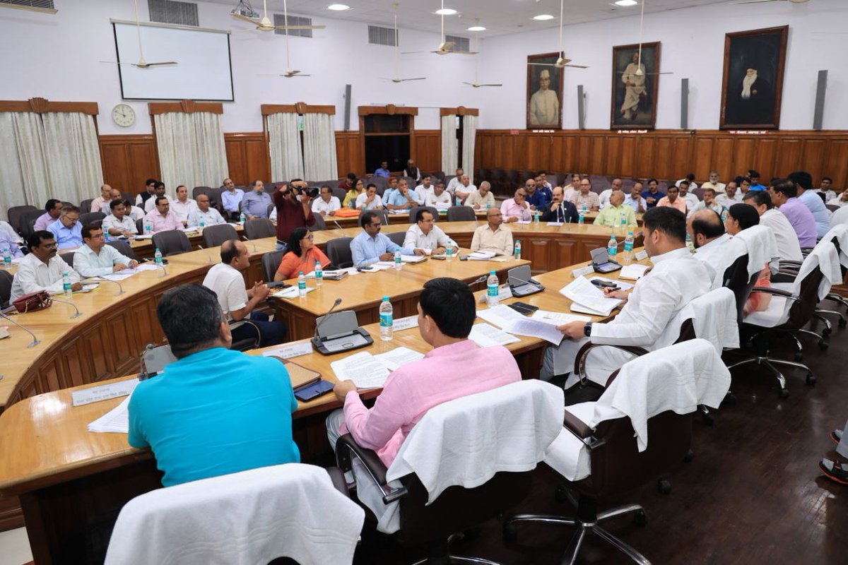 thisissanjubjp's tweet photo. उत्तर प्रदेश में नई शिक्षा नीति 2020 के क्रियान्वयन हेतु गठित टास्क फोर्स की बैठक आज विधानसभा स्थित तिलक हॉल में मा0 मंत्री उच्च शिक्षा @MLAYogendraBJP जी की अध्यक्षता में सम्पन्न हुई। https://t.co/VLRkqNh2Y1