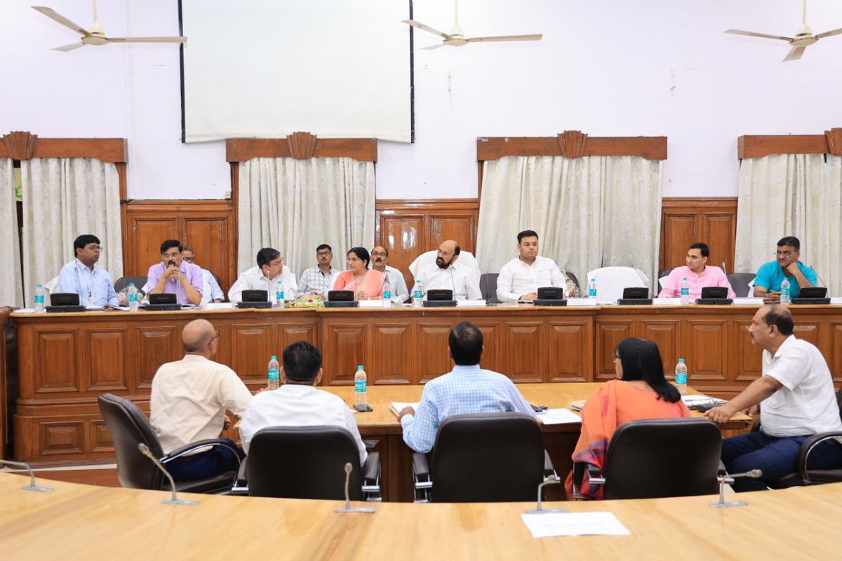 thisissanjubjp's tweet photo. उत्तर प्रदेश में नई शिक्षा नीति 2020 के क्रियान्वयन हेतु गठित टास्क फोर्स की बैठक आज विधानसभा स्थित तिलक हॉल में मा0 मंत्री उच्च शिक्षा @MLAYogendraBJP जी की अध्यक्षता में सम्पन्न हुई। https://t.co/VLRkqNh2Y1