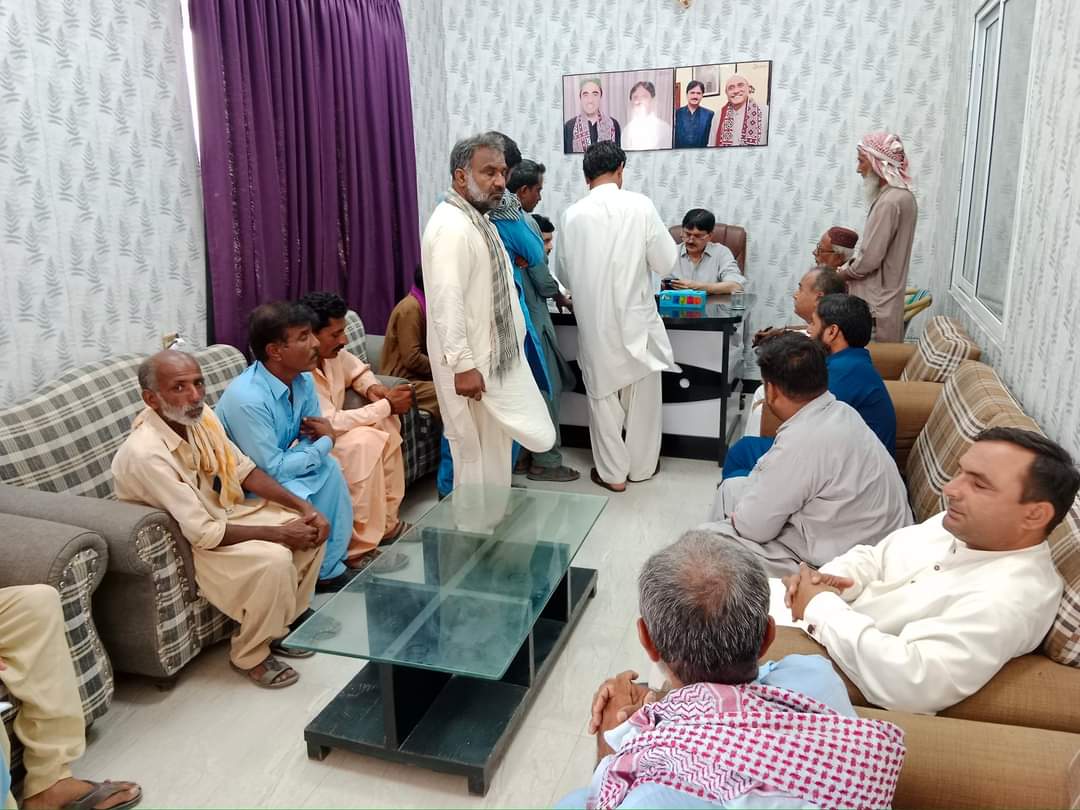 MunirChandioPPP's tweet photo. عوامي ليڊر عوام جي وچ ۾
#PakistanPeoplesParty Devisional General Secretary #SBA #MPA #Mumtaz_Ali_Chandio meet with voters saportes party workers and peoples of #PS_35 listen there issues and trying to solve them at #ChandiaHouse #NaushehroFeroz.@mumtazchandiomp @BBhuttoZardari https://t.co/zpcyjlf3qZ
