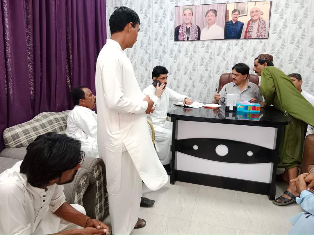 MunirChandioPPP's tweet photo. عوامي ليڊر عوام جي وچ ۾
#PakistanPeoplesParty Devisional General Secretary #SBA #MPA #Mumtaz_Ali_Chandio meet with voters saportes party workers and peoples of #PS_35 listen there issues and trying to solve them at #ChandiaHouse #NaushehroFeroz.@mumtazchandiomp @BBhuttoZardari https://t.co/zpcyjlf3qZ