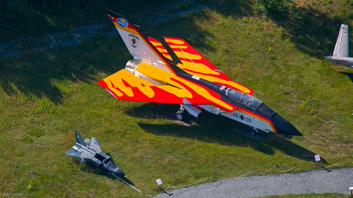 CdrDeuNavalAir's tweet photo. Vor 20 Jahren wurde dieser #Tornado in Eigenarbeit von fliegenden Besatzungen und Technikern des #MFG2 lackiert, denn Haushaltsmittel gab es nicht. Das Design stammt von FK Jehn für den letzten großen #Airday in Eggebek 2003
Jetzt steht der #Feuervogel im #Aeronauticum 📷Czonstke https://t.co/8fzzPNl3aL