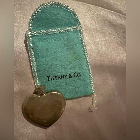 So good I had to share! Check out all the items I'm loving on <a href="/Poshmarkapp/">Poshmark</a> #poshmark #fashion #style #shopmycloset #tiffanyco: posh.mk/okenYvjPsBb
