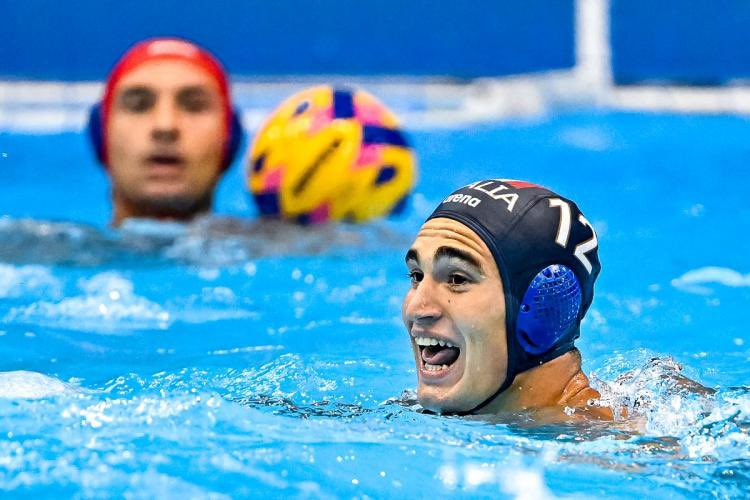 🤽‍♂️ #Fukuoka2023
#ItaliaFrancia 13-6

Il #Settebello doma una Francia indiavolata e aggressiva nei primi due tempi (5-5), poi gli Azzurri travolgono i transalpini nella seconda parte di gara con un parziale di 8-1
Poker di reti per <a href="/DeddyFondelli/">Andrea Fondelli</a> 
#7bello 

📸 Andrea Masini / DBM