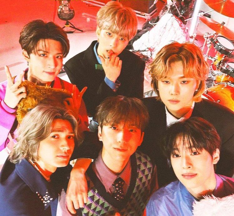 manifestation circle : 

                    🕯       🕯
           🕯                           🕯
                xdinary heroes 
       🕯        world tour       🕯
                announcement
           🕯                            🕯
                    🕯       🕯