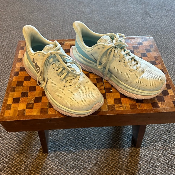 atkinsonr2020's tweet photo. So good I had to share! Check out all the items I'm loving on @Poshmarkapp #poshmark #fashion #style #shopmycloset #hoka #floralstreet: https://t.co/MqsKfCXP2x https://t.co/vy9OnyW6Wg