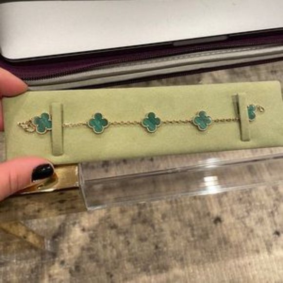 revivals_s's tweet photo. So good I had to share! Check out all the items I'm loving on @Poshmarkapp #poshmark #fashion #style #shopmycloset #vans #halstonheritage #vancleefarpels: https://t.co/qdoEcAn6Uq https://t.co/LQUgjWAhn1