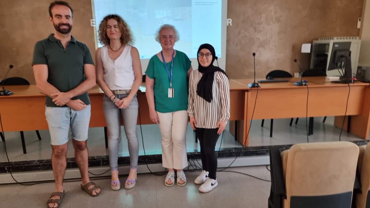 xdlheras's tweet image. Nadia Said defensa un excel.lent treball final de grau en #enginyeria #química sobre els lípids en Acidithiobacillus👩‍🎓 El tribunal es expert en difusió científica: Dolors Grau directora de ľ@ExploratoriRN, @mtarresp codirectora del programa #Quibot i @toni_dorado codirector.