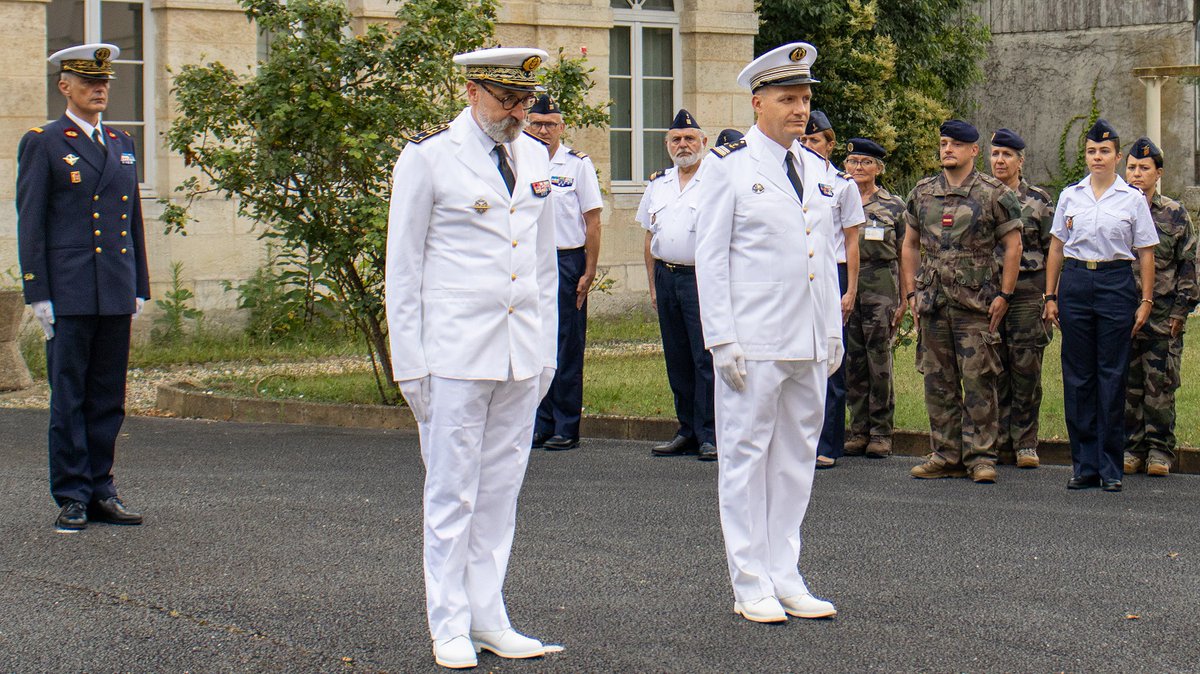 MarineNationale's tweet image. [#PassCom]La semaine dernière,3 bâtiments et 3 unités ont changé de commandant
✅Le capitaine de frégate Alain Dreano est désigné comme commandant du centre support cyberdéfense
✅Le capitaine de frégate Olivier Bezombes est désigné comme commandant de l’Unité Marine de Bordeaux