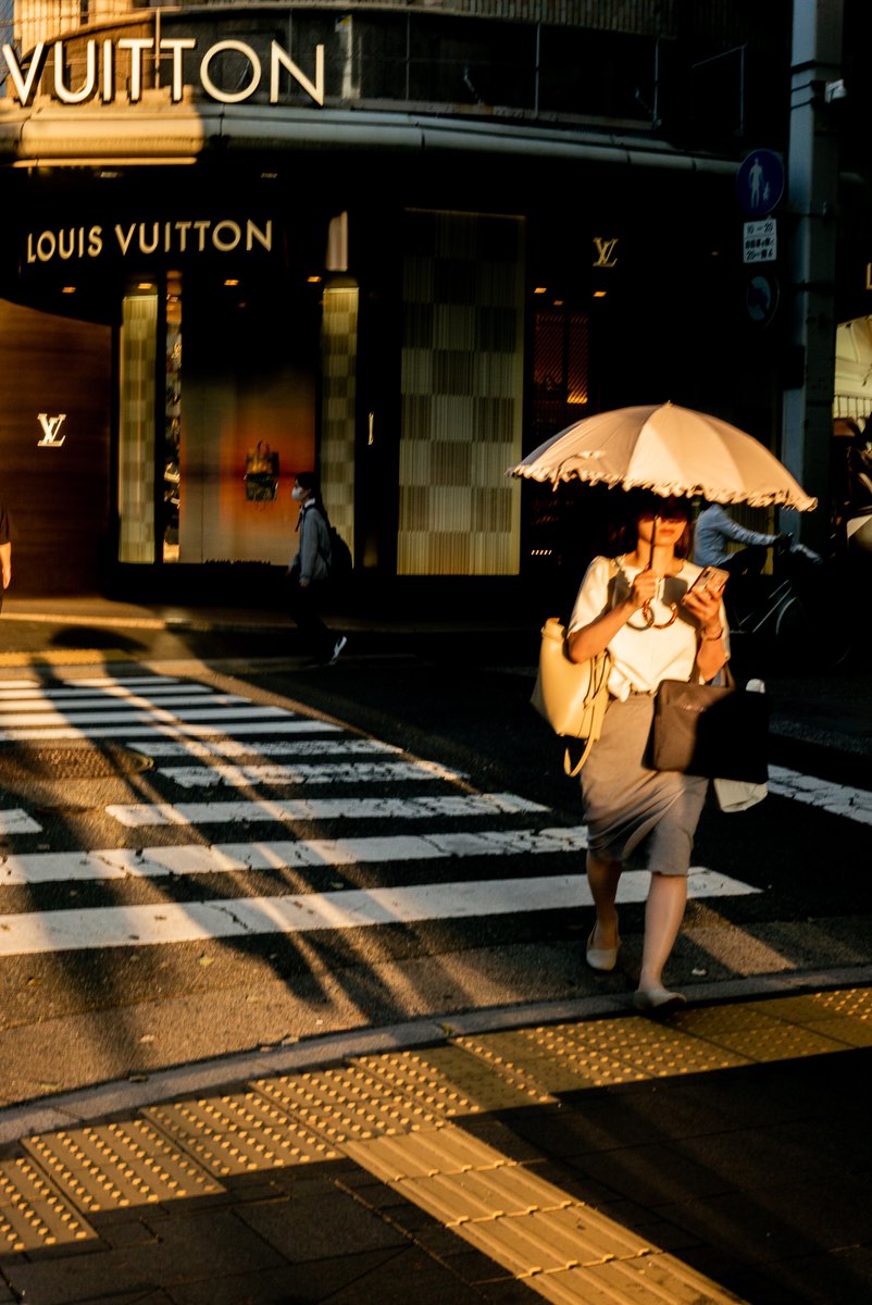A street lined with high-end brands in Hiroshima and elegant women illuminated by the setting sun.

#Leica #広島 #photo #写真 #写真好きな人と繋がりたい #photography #写真撮ってる人と繋がりたい #写真で奏でる私の世界 #ファインダー越しの私の世界 #キリトリセカイ #HIROSHIMA