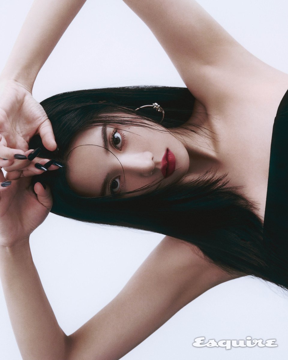 어떤 상황에 '멋있다’라는 말을 쓰면 어울릴까 고민하던 찰나, 요즘 대세 권은비를 만났습니다. 그리고 그 해답을 찾았죠. 권은비에게 ‘멋있다’라는 말을 써야겠다. 지금 바로 그녀의 매력을 느껴보세요. 
🔗esquirekorea.co.kr/article/79220
-
<a href="/KWONEUNBI/">권은비 (KWON EUNBI)</a> #권은비 #EUNBI #워터밤 #에스콰이어 #ESQUIREKOREA