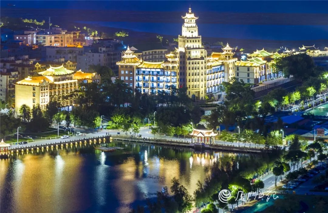 VisitXiamen's tweet photo. ✨Blissful dreams arise from the silent hours of Jimei School Village, ones tinted cobalt-blue sprinkled with warm orange lighting, scented with the fresh summer sea breeze 🌊, and flavored with healing energies of peace and tranquility. #VisitXiamen #WaveLight
📷Xiamen Daily https://t.co/jr802SxmJp