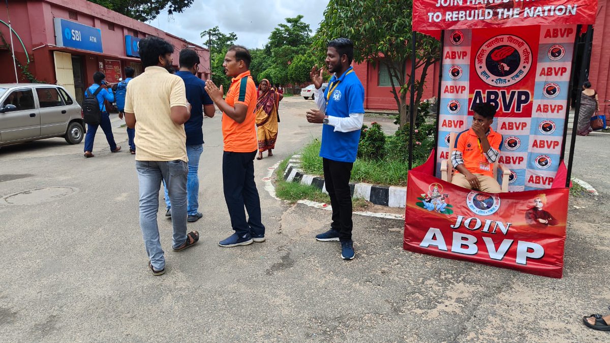 ABVPCuttack's tweet photo. ଆଜି ଅଖିଳ ଭାରତୀୟ ବିଦ୍ୟାର୍ଥୀ ପରିଷଦ କଟକ ତରଫରୁ ଦ୍ୱତୀୟ ଦିନରେ ସ୍ଥାନୀୟ ରେଭେନ୍ସା ବିଶ୍ୱବିଦ୍ୟାଳୟ ରେ +3 ପ୍ରଥମ ବର୍ଷ ଛାତ୍ରଛାତ୍ରୀ ମାନଙ୍କ ନାମଲେଖା ଆରମ୍ଭ ହୋଇଥିବାରୁ Help desk ମାଧ୍ୟମରେ ବିଦ୍ୟାର୍ଥୀ ମାନଙ୍କୁ ସାହାଯ୍ୟ କରାଯାଇଛି 
#abvpravensawuniversity
#abvpcuttack
#abvpodisha https://t.co/dj1QULyL3C