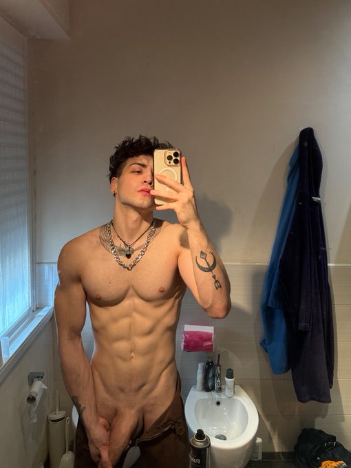 dick out for my loyal bottoms ?? https://t.co/agUETmQEIv