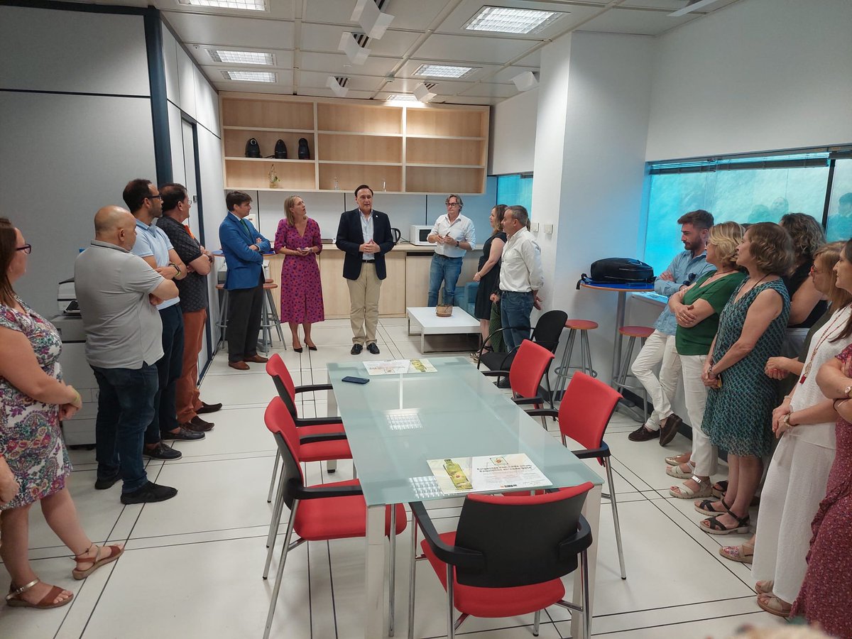 aemprende's tweet photo. 🟢 @GoVillamandos y @LorenaGarridoS2 @UniversidadAnd, han visitado #AndalucíaEmprende, con nuestro director @daniescacena.

En palabras del consejero: 'Queremos que sea una entidad que fomente emprendimiento➕innovación para dar valor añadido a la economía andaluza'

#EmprendeAND https://t.co/KEHOlpkwG4