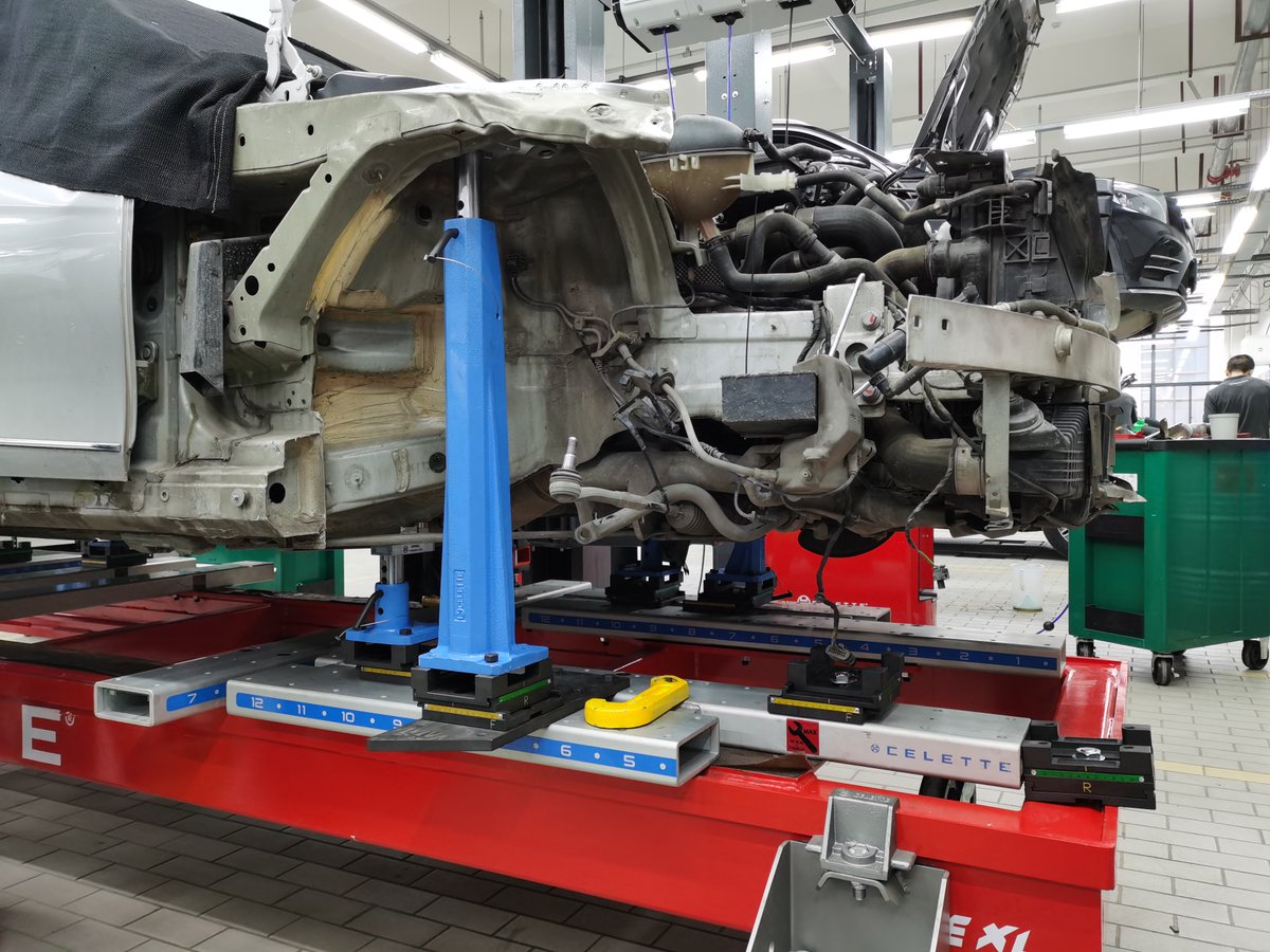 Celettegroup's tweet photo. #Mercedes C200 that was involved in a left side collision, Team #Celette China is undertaking on-the-job training using our universal jig set, Cameleon, to ensure the car is repaired to safe and roadworthy condition.
.
.
#mercedesc200 #celettebench #framemachine #collisionrepair https://t.co/g9NS6XX3ll