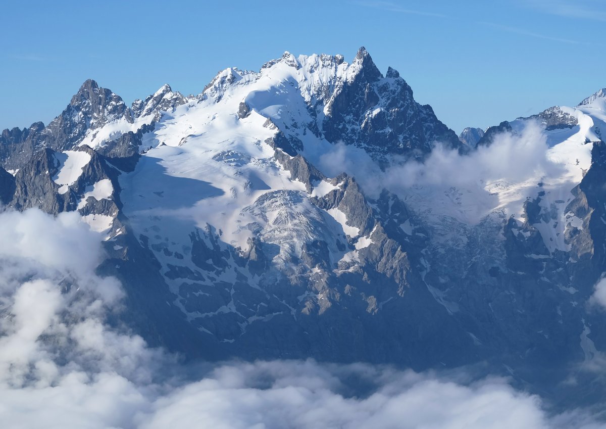 subfossilguy's tweet image. La Meije playing with clouds as seen from Goléon on 1st August 2014 😍
This is the last summer in which snow cover has been so abundant throughout the season... ❄️
#solastalgia
