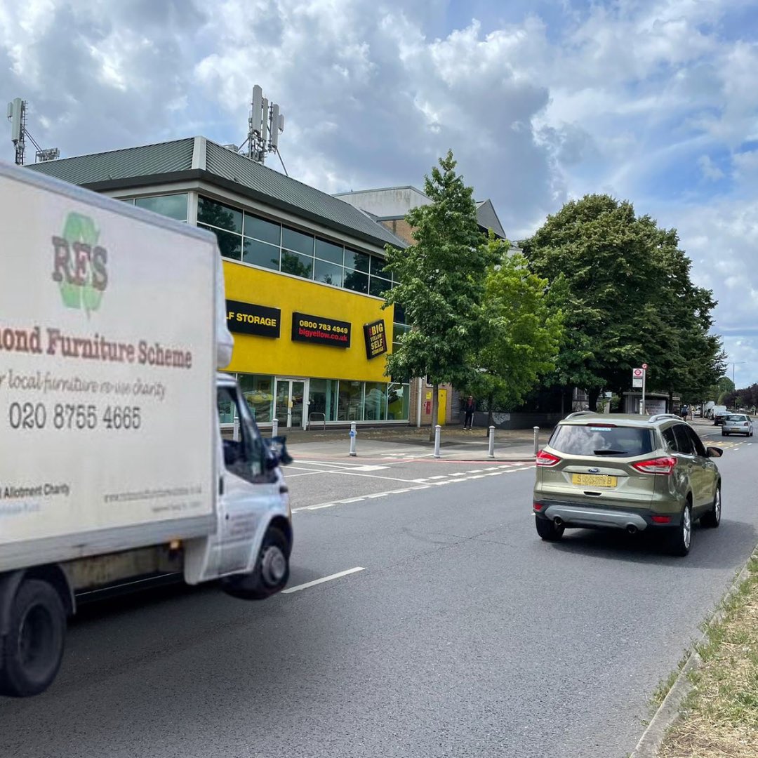 RichmondScheme's tweet image. Oh dear.

We collected furniture from a donor who was using the @bigyellowss company. It seems we didn’t spot a parking sign and incurred a £100 fine. We are careful to stick to the rules when we are out and about helping our community.

🧵1/3