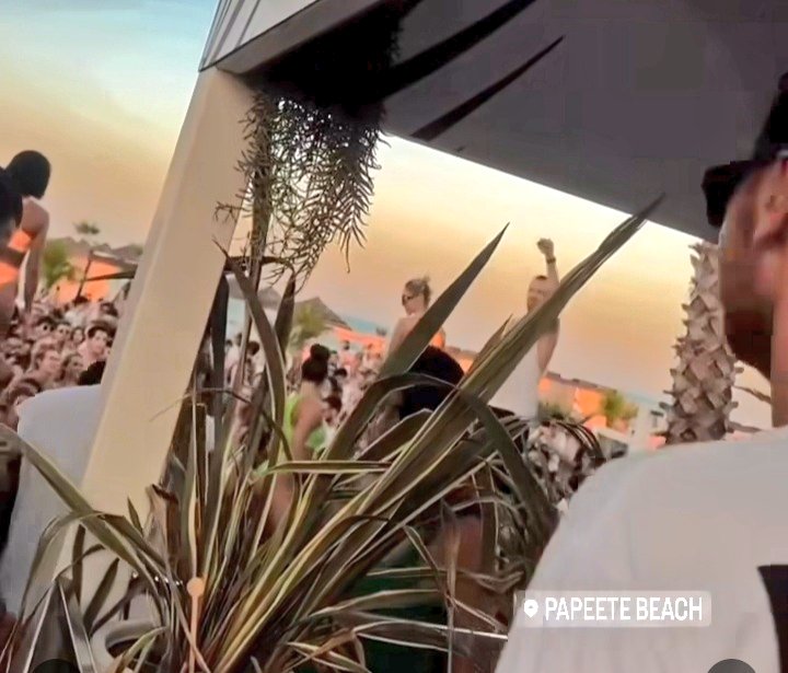 CarloB92's tweet photo. Visto che io pazzo non sono in questo video pubblicato da una pagina c'è bea che aspetta e guarda lui e lui che la raggiunge #onestiners
Ps bea dietro le piante lui all'inizio del video si vede e la raggiunge https://t.co/6OrfmWNujk