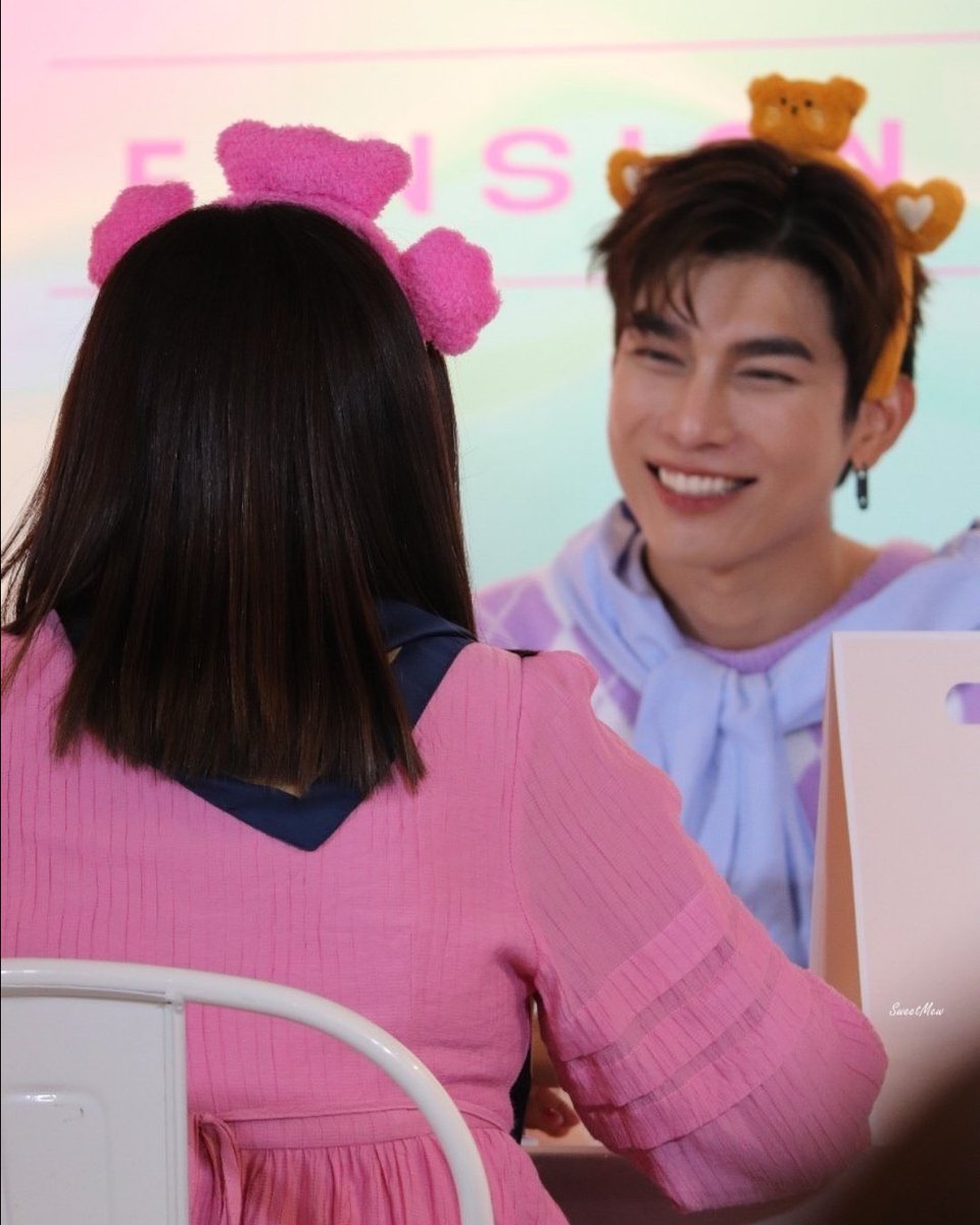 SweetMew2's tweet photo. รอบนี้ใส่เครื่องหัวหมีน้อย กับมีผ้าคลุมไหล่เหมือนน้องมิว นับเป็น มม ค่ะ เจ้าหมีน้อยมิวมิวมองที่ติดตู้เย็นที่เราซื้อมาฝากจาก Takayama เป็นตุ๊กตาไล่ความชั่วร้าย ให้คู่กับสแตนดี้มิวจอม ขอให้สิ่งไม่ดีจงหายไปจากน้องมิวน้อมจอมนะคะ

MEW GDTK EVENT
#MewFinalGDTK
#MewSuppasit
@MSuppasit https://t.co/NCbN4U5mEi