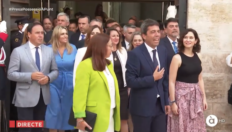 violetatena's tweet image. Què fa Ayuso pràcticament a primera fila? #ÉsPregunta