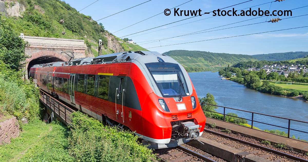 „Freie Fahrt für 1er-Schüler“: 🚆Mit der gleichnamigen Aktion können Schüler:innen, die ein „sehr gut“ im Zeugnis stehen haben, am 31. Juli kostenlos mit der #Bahn durch #Bayern fahren.🏞😍 Mehr Infos: ➡km.bayern.de/allgemein/meld… via <a href="/KM_Bayern/">Kultusministerium Bayern</a> <a href="/DB_Bahn/">Deutsche Bahn Personenverkehr</a>