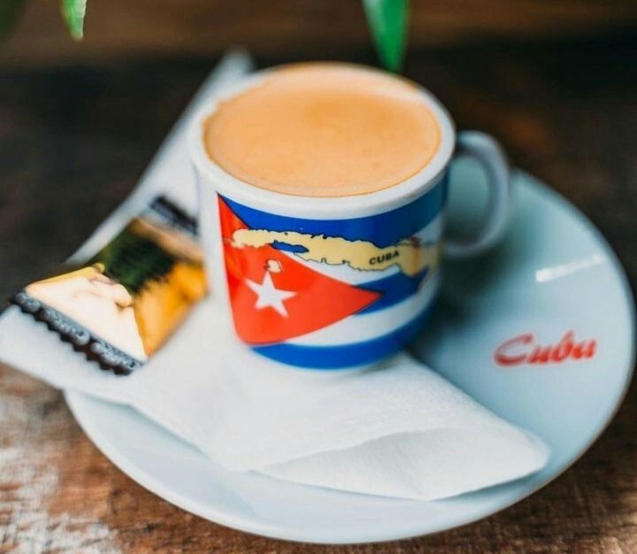 #BuenosDias a brindar con un café ☕️ 👉 cargado de patriotismo. 
#CumbreCelacUE 
#CumbreDeLosPueblos