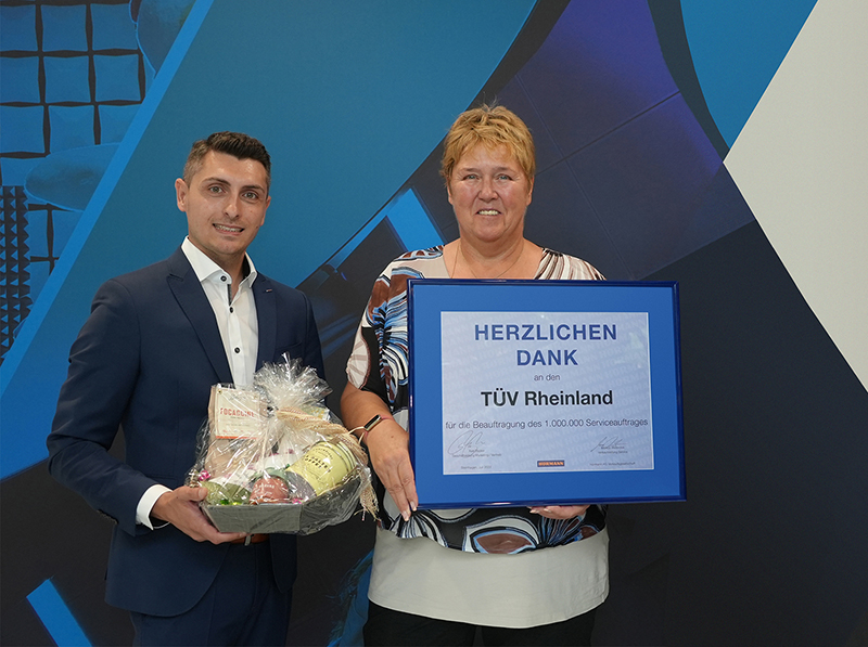 gebaeudehuelle's tweet photo. #FASSADE: Das Service-Team von Hörmann hat den millionsten Service-Auftrag ausgeführt und setzt damit ein Zeichen für große Erfahrung und Kompetenz in der Wartung von Toren und Türen: https://t.co/XBekLCE5rI
#gbh #gebäudehülle #serviceauftrag #tore #türen (Foto: © #Hörmann) https://t.co/CbwF9gE1J1