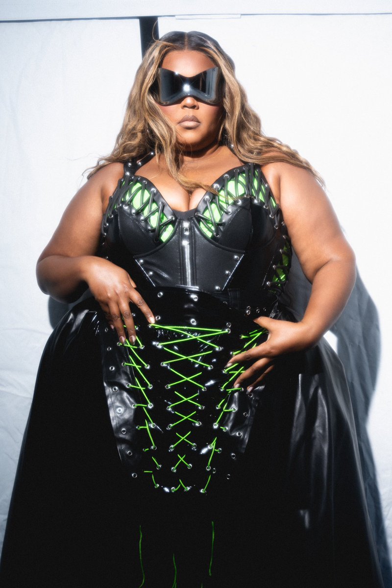lizzo's tweet photo. TRUE LIFE: I CANT STOP BEING PRETTY https://t.co/KLn1Jj6Txb