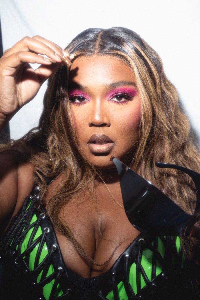 lizzo's tweet photo. TRUE LIFE: I CANT STOP BEING PRETTY https://t.co/KLn1Jj6Txb