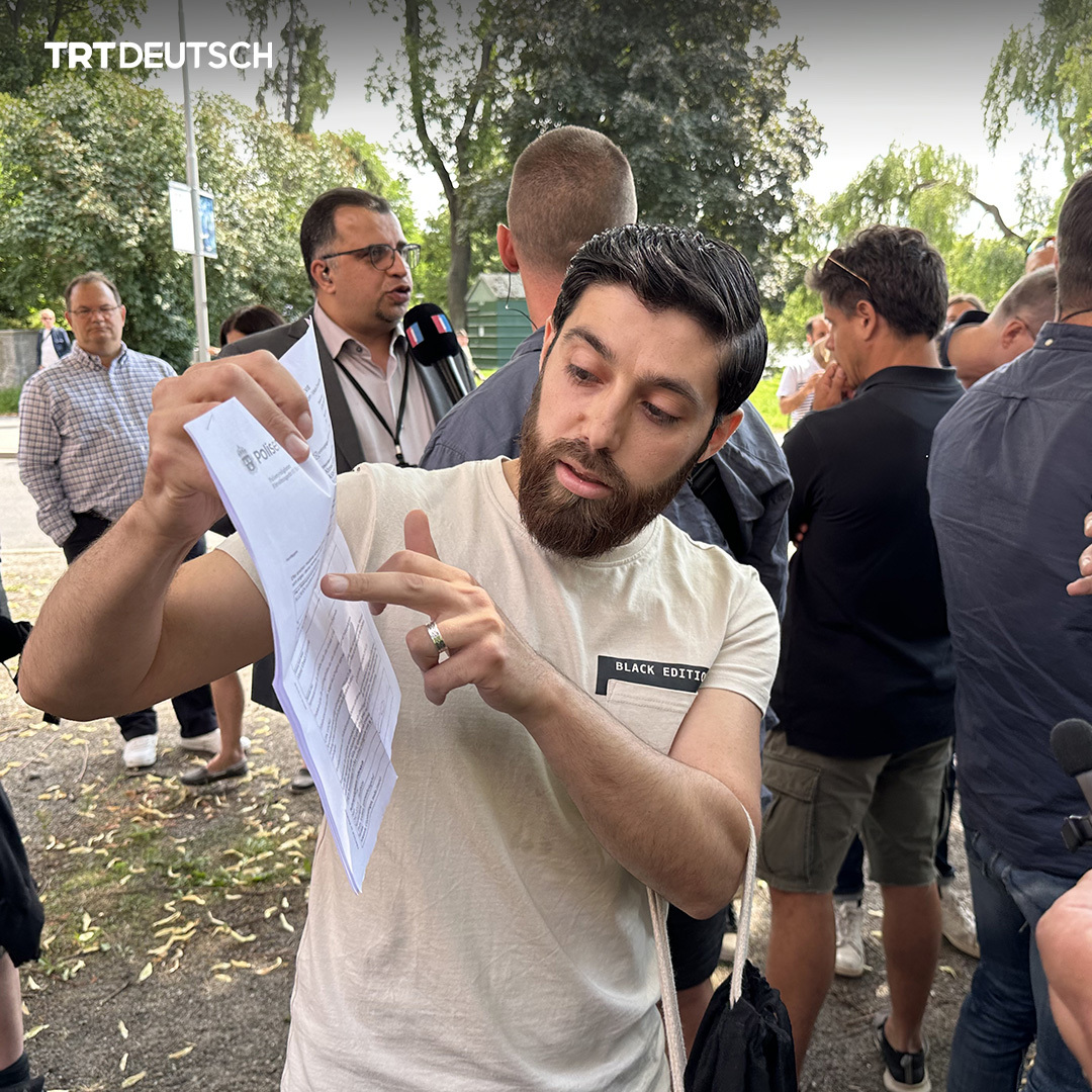 TRTDeutsch's tweet photo. Ein Aktivist syrischer Herkunft hatte in Schweden die Erlaubnis erhalten, die Thora und die Bibel vor der israelischen Botschaft in Stockholm zu verbrennen. Doch er sagte die Aktion ab – mit der Begründung, dass der Islam so etwas verbiete. https://t.co/CrbvvAOs32