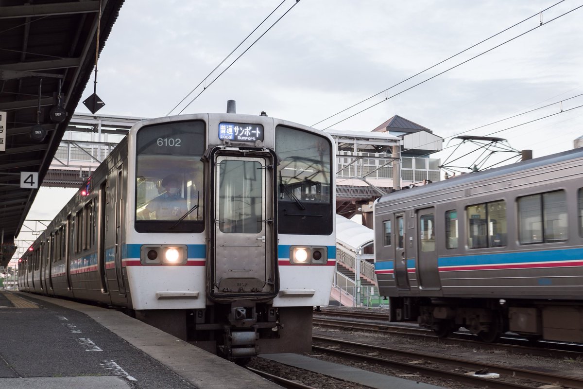 s6000_Sunport's tweet photo. 7/16 多度津駅にて
昼頃に起きた線路点検の影響で多度津-観音寺間で終日運休。

そのため147Mの行路で下ってきた6001が留置線に移動。
その後6002が1253Mで下ってきた為現在のダイヤでは起こり得ない6000系が顔を合わせることに。

1254Mで上ってきた際も遠いながらも1枚に収めることが出来ました。 https://t.co/2VLYZaLxLk