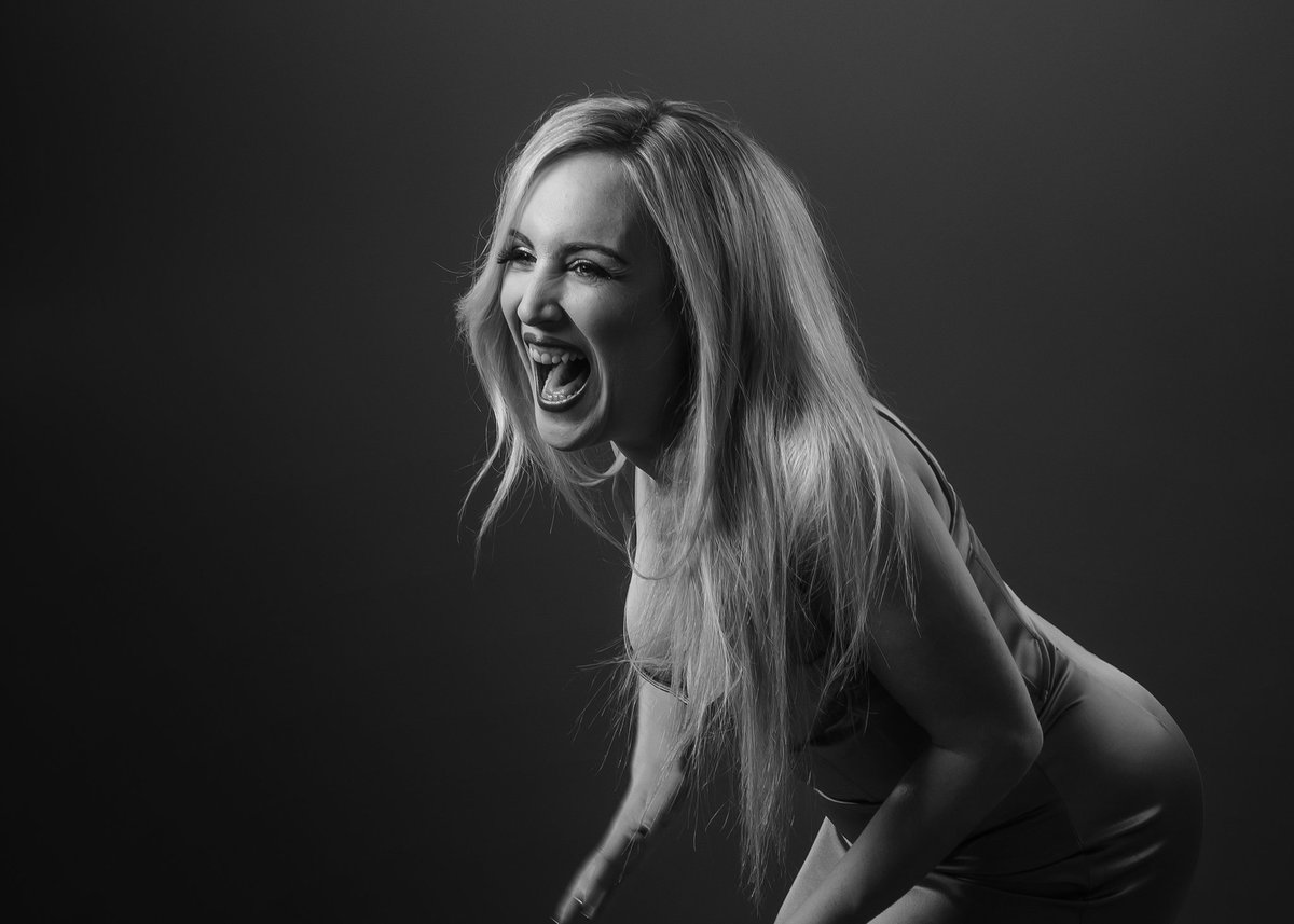 sara__zamora's tweet photo. Y esta cara de emoción total es porque os voy a anunciar próximamente un conciertazo que tenemos preparado en un festival increíble.

Estad atentos y atentas porque el "BRAVE TOUR" sigue en carretera.

Foto @esegese https://t.co/CQV3EpvVwY