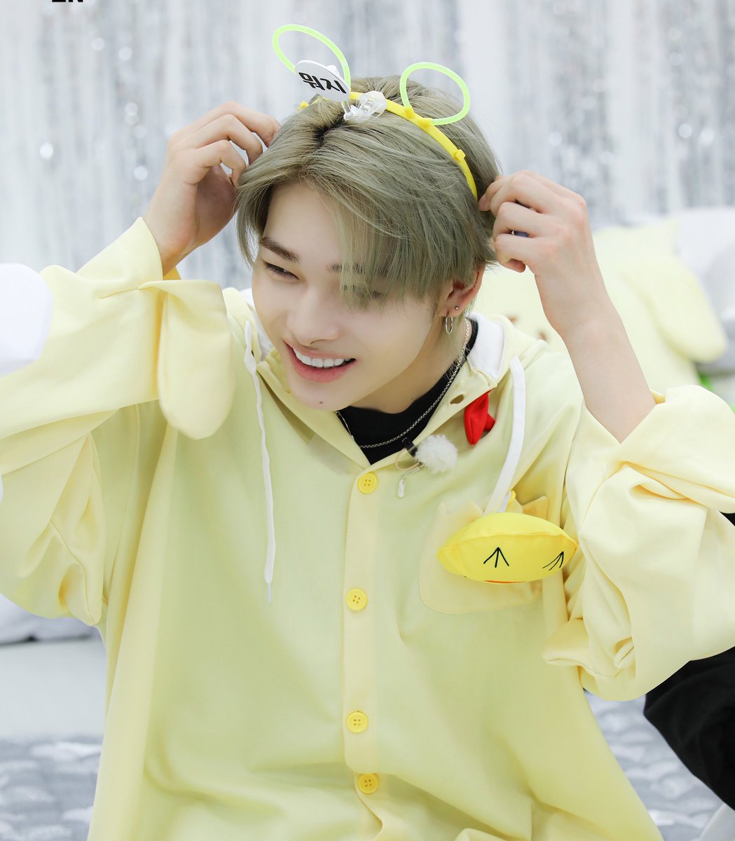 달 tweet media