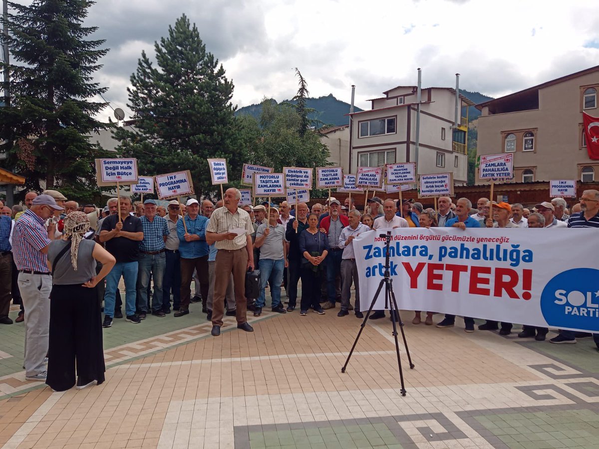 solartvin's tweet photo. Artık yeter! Zamlara yoksulluğa hayır. Şavşat’ta sokaklardayız. 

Soframızdaki bir dilim ekmeğimiz, geleceğimiz bir avuç haraminin mutluluğuna armağan ediliyor. 

Kendi çıkarları için ülkeyi bir iflasa sürükleyen iktidar şimdi bunun tüm yükünü emekçilere çıkarıyor.  #SOLParti https://t.co/EmdXtHEnJX