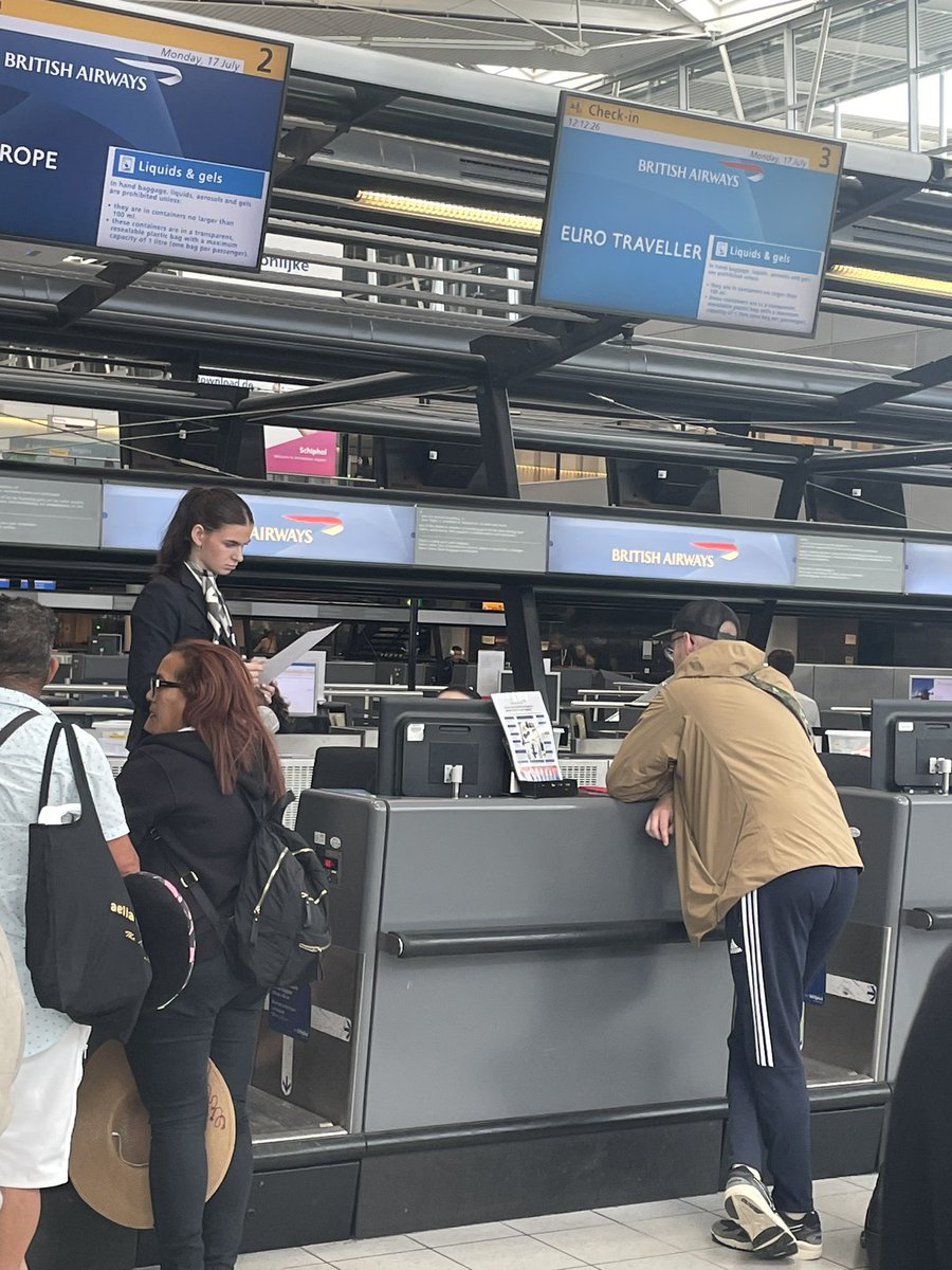 KJLTourManager's tweet photo. @British_Airways why are your only two staff dealing with one man who doesn’t have a ticket, when there is a very long queue to check in? Makes no sense. They haven’t checked anyone else in for 15 minutes at Schipol airport https://t.co/wCAbeltaPK
