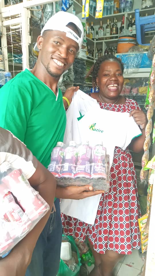Evas a retailer from KALERWE has bought 2 cartons of Kazire Vit Fruit and Kazire Power Tonic. Besides entering the draw, she has been gifted her a tshirt by our scout Glibert. You too can win instantly by buying cartons of our drinks.
#KyakazaWithKazire